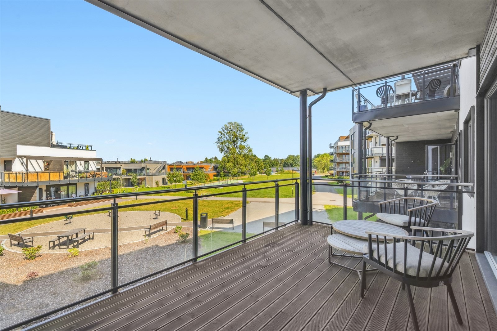 Fra stue og kjøkken er det utgang til stor og overbygget balkong. Galleribilde