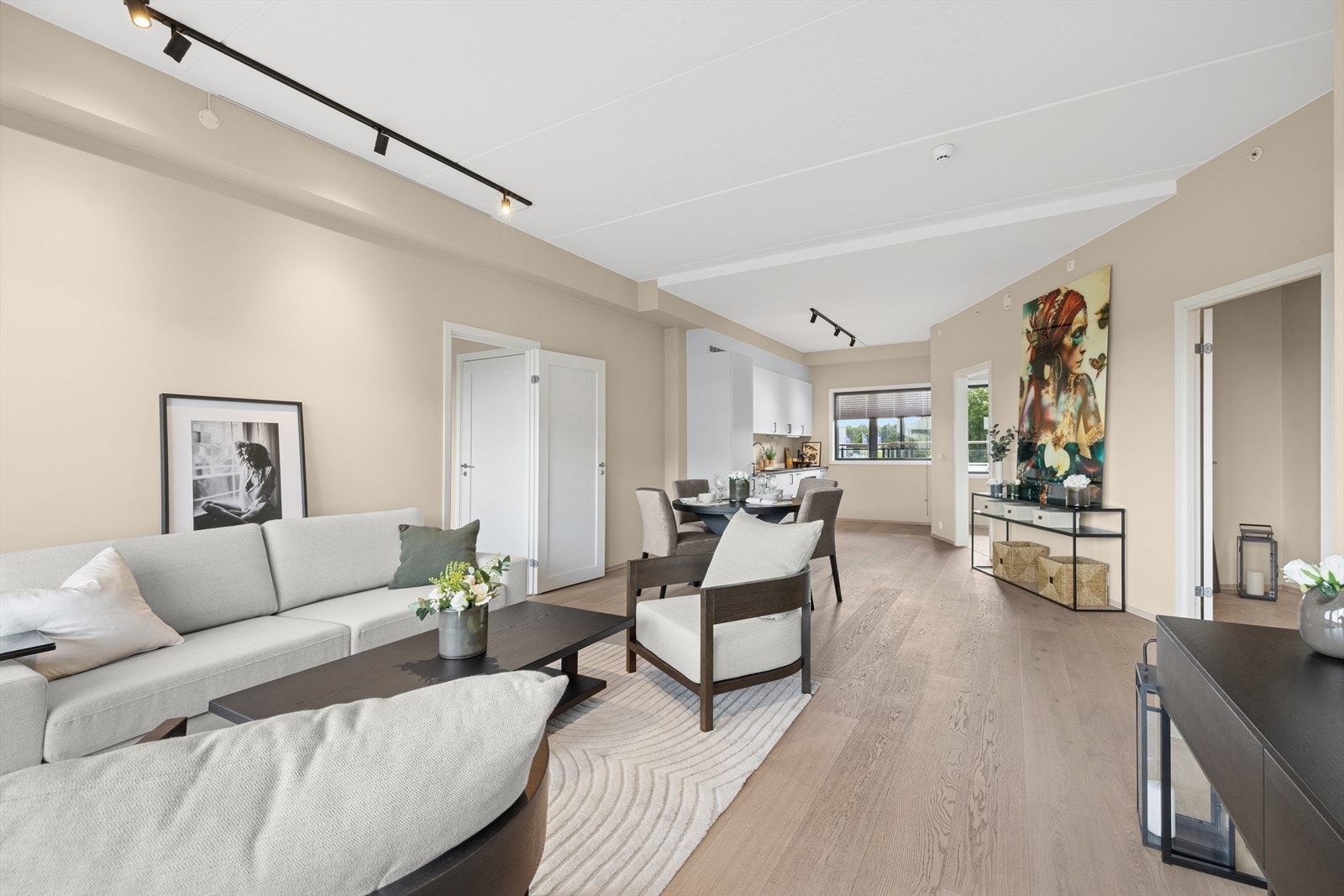 Leilighetene på Mistelpark særpreges med høy kvalitet i alle rom. Gulvene er belagt med enstavs eikeparkett i oppholdsrom og lyse farger på veggene. Galleribilde