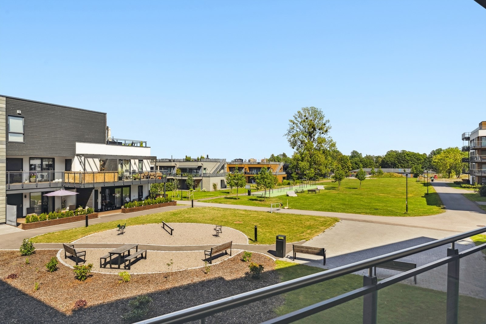 Balkongen har både fin morgensol og utsikt mot det koselige fellesområdet. Galleribilde