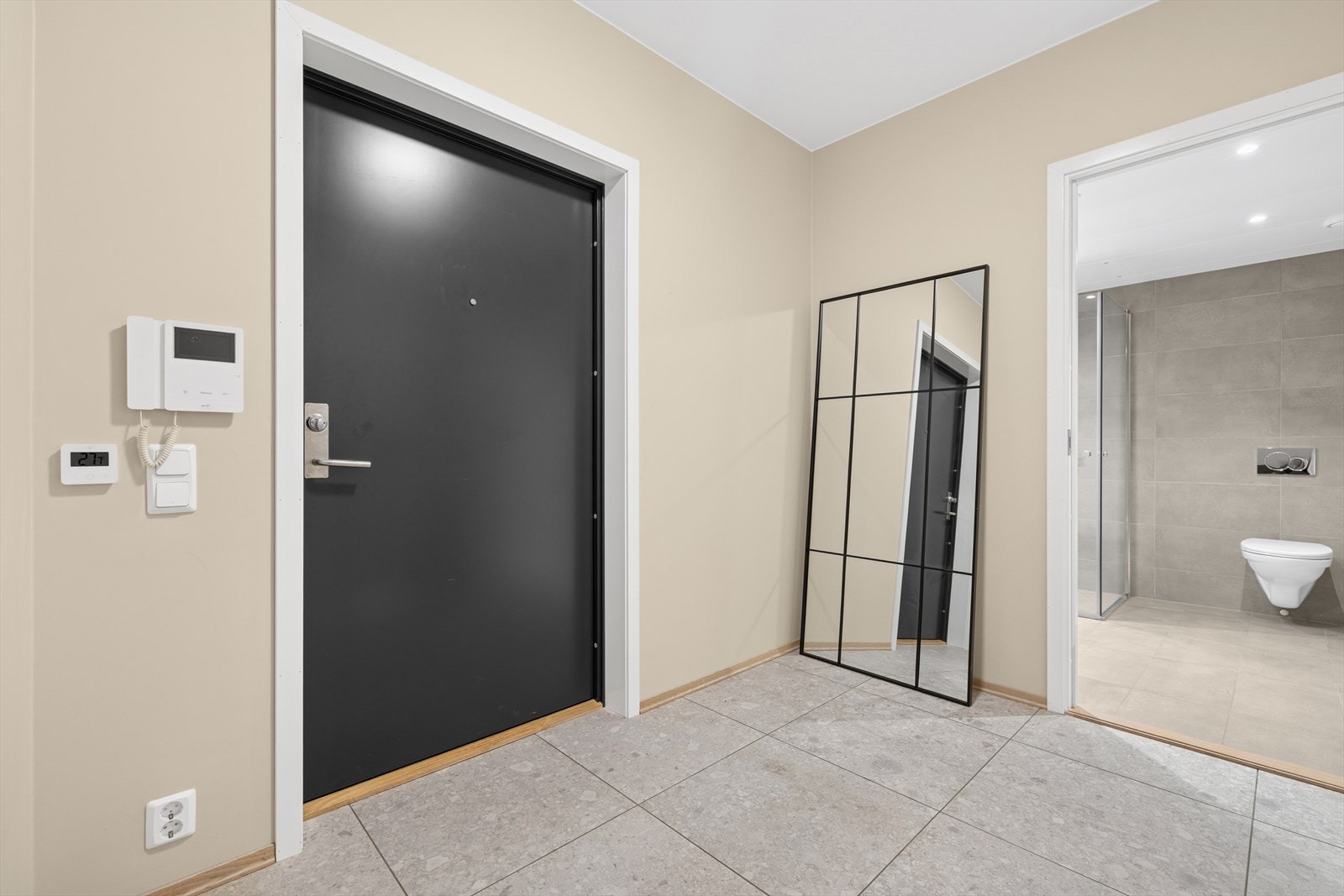 Vel innenfor inngangsdøren møtes man av en pen og hyggelig entré som har god plass til oppbevaring av ytterklær og sko. Rommet har på bakgrunn av sitt fine areal plass for innredning med ønskede garderobeløsninger. Galleribilde