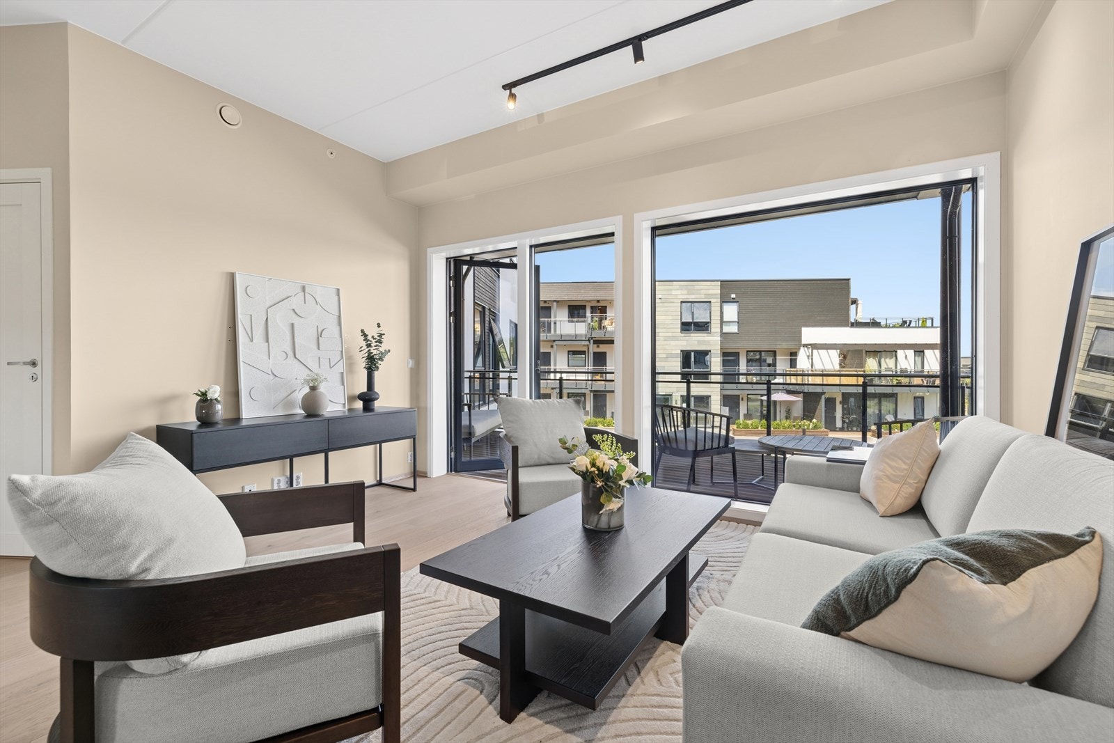 Det er store vinduer og balkongdør med glass som slipper inn godt med dagslys. Leiligheten har vannbåren gulvvarme og varmtvann fra felles system hvor oppvarmingen av vann til boligoppvarming og varmt forbruksvann skjer i en energisentral m/bergvarme. Galleribilde