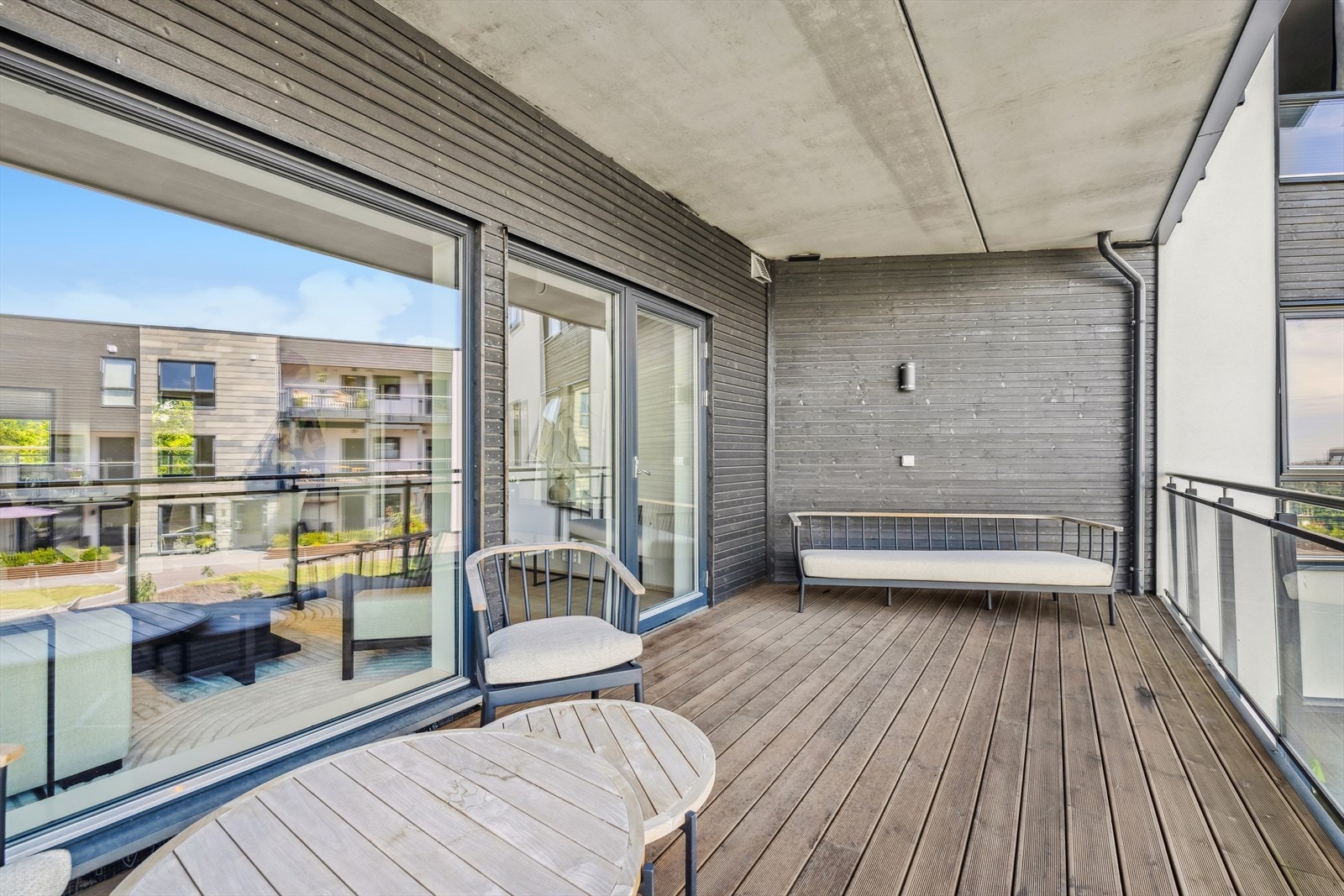 Balkongen har god plass til utemøbler som blant annet utebord, lounge og grill. Det er glassrekkverk, Møre Royal treverk på gulv, stikkontakt montert på vegg og fin belysning. Galleribilde