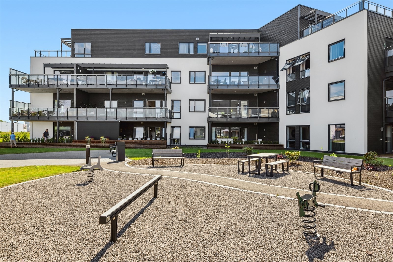 Dette er et ettertraktet boligområde med gode solforhold og kort vei til det meste man skulle ha behov for i hverdagen, samt enkel tilgang til marka og fine turområder. Galleribilde