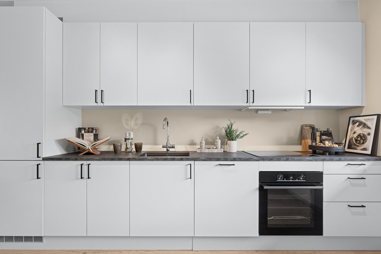 Innredningen har godt med overskap for optimal utnyttelse av rommet. Galleribilde