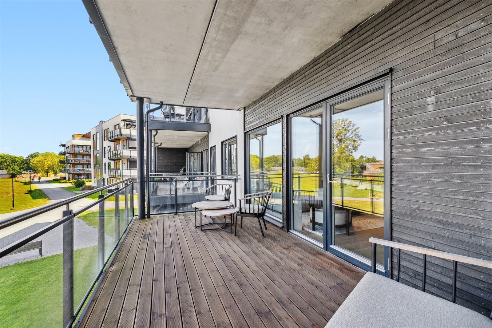 Leiligheten har en stor og overbygget balkong med adkomst fra stuen. Galleribilde