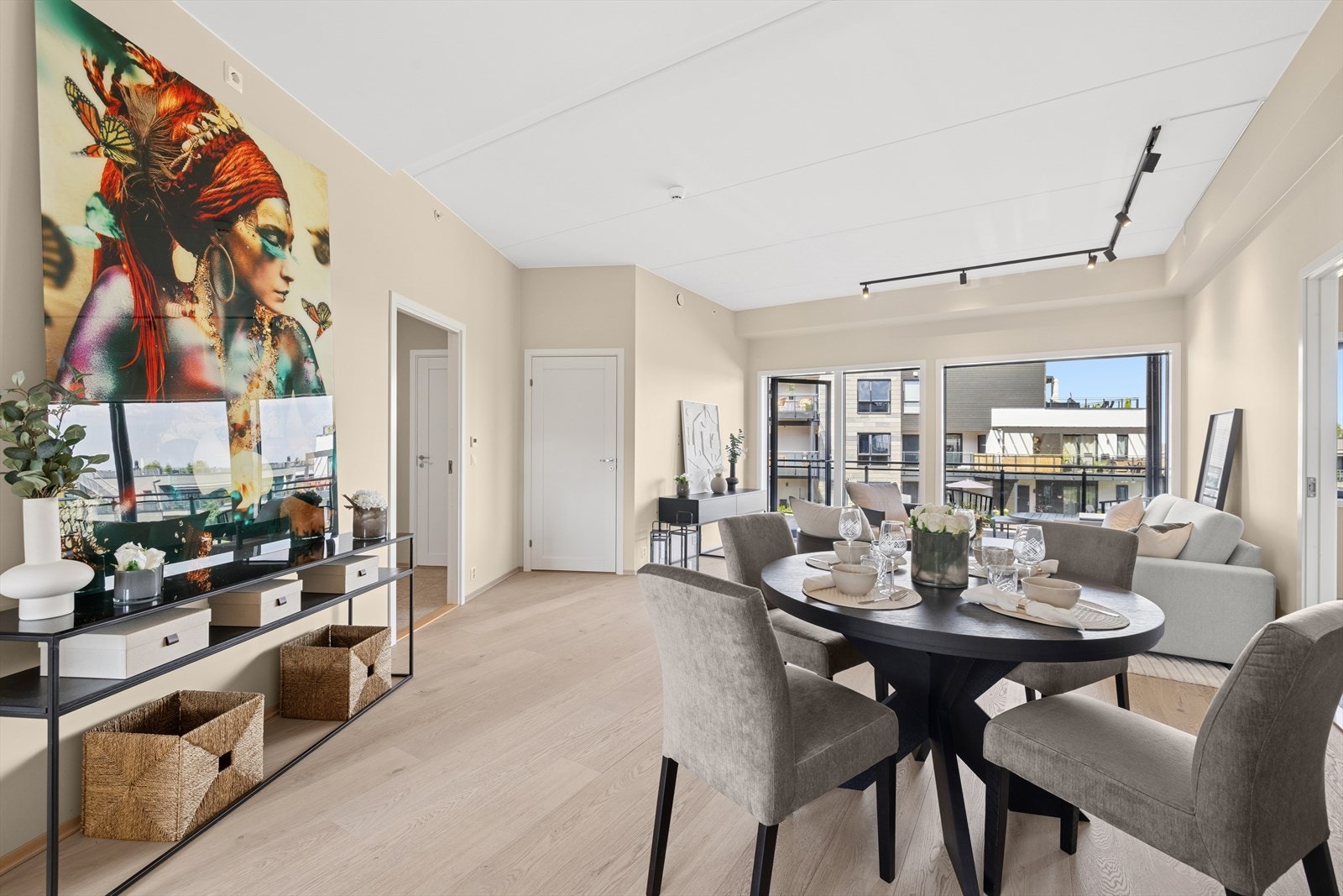 Særdeles åpent og sosialt rom med mange møbleringsmuligheter. Det er en praktisk bod med adkomst fra stuen. Galleribilde