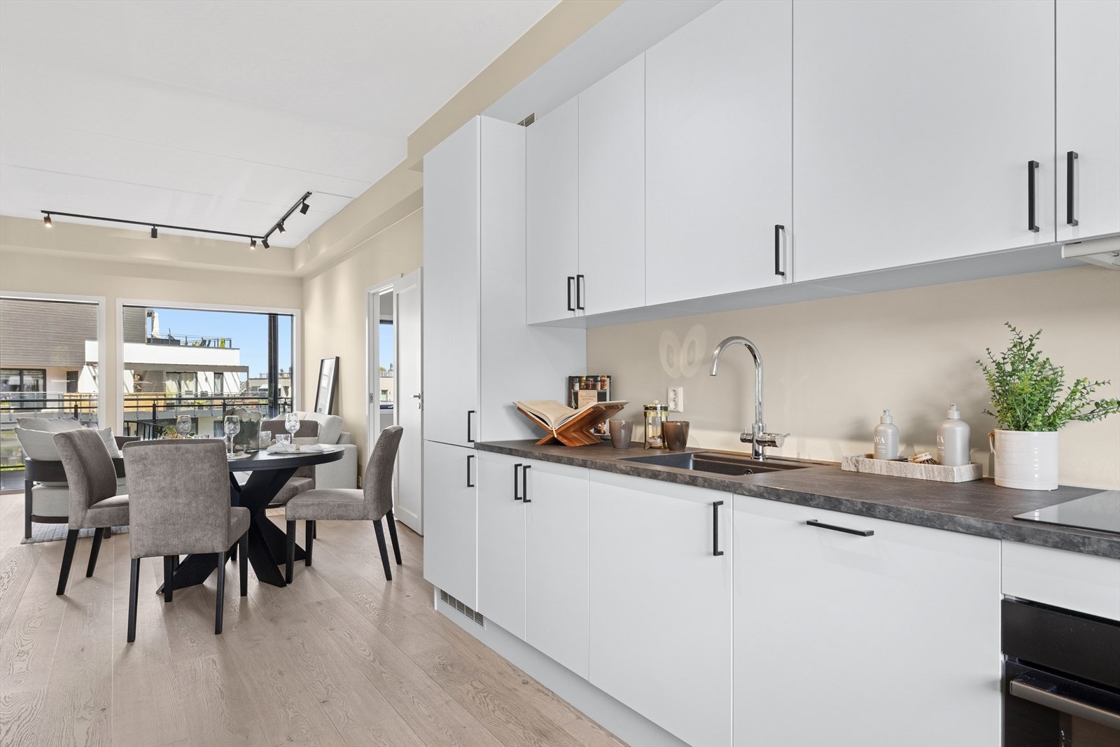 Kjøkkenet er påkostet og har en flott utførelse med optimal benk- og skapplass, da innredningen har en gjennomtenkt plassering og utforming i rommet. Galleribilde