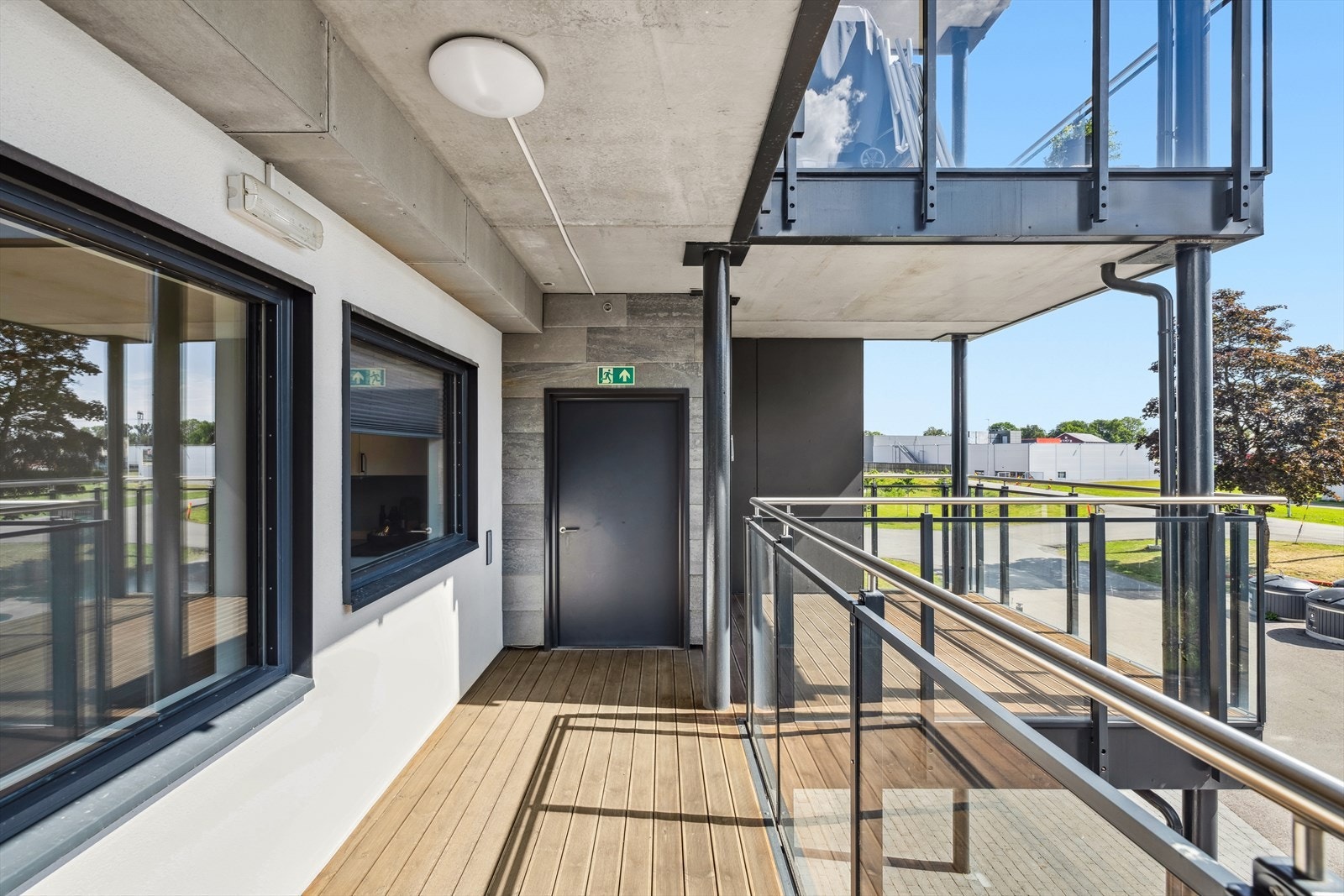 I forbindelse med svalgangen har leiligheten en egen uteplass med fine solforhold. Galleribilde