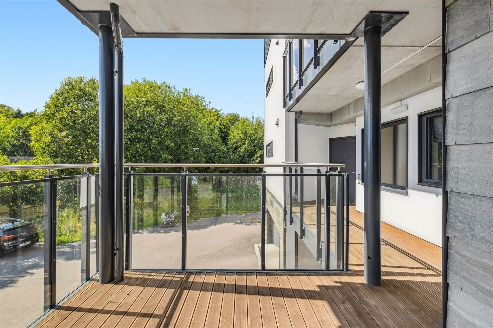 Her er det god plass til utemøbler og fin ettermiddagssol. Galleribilde