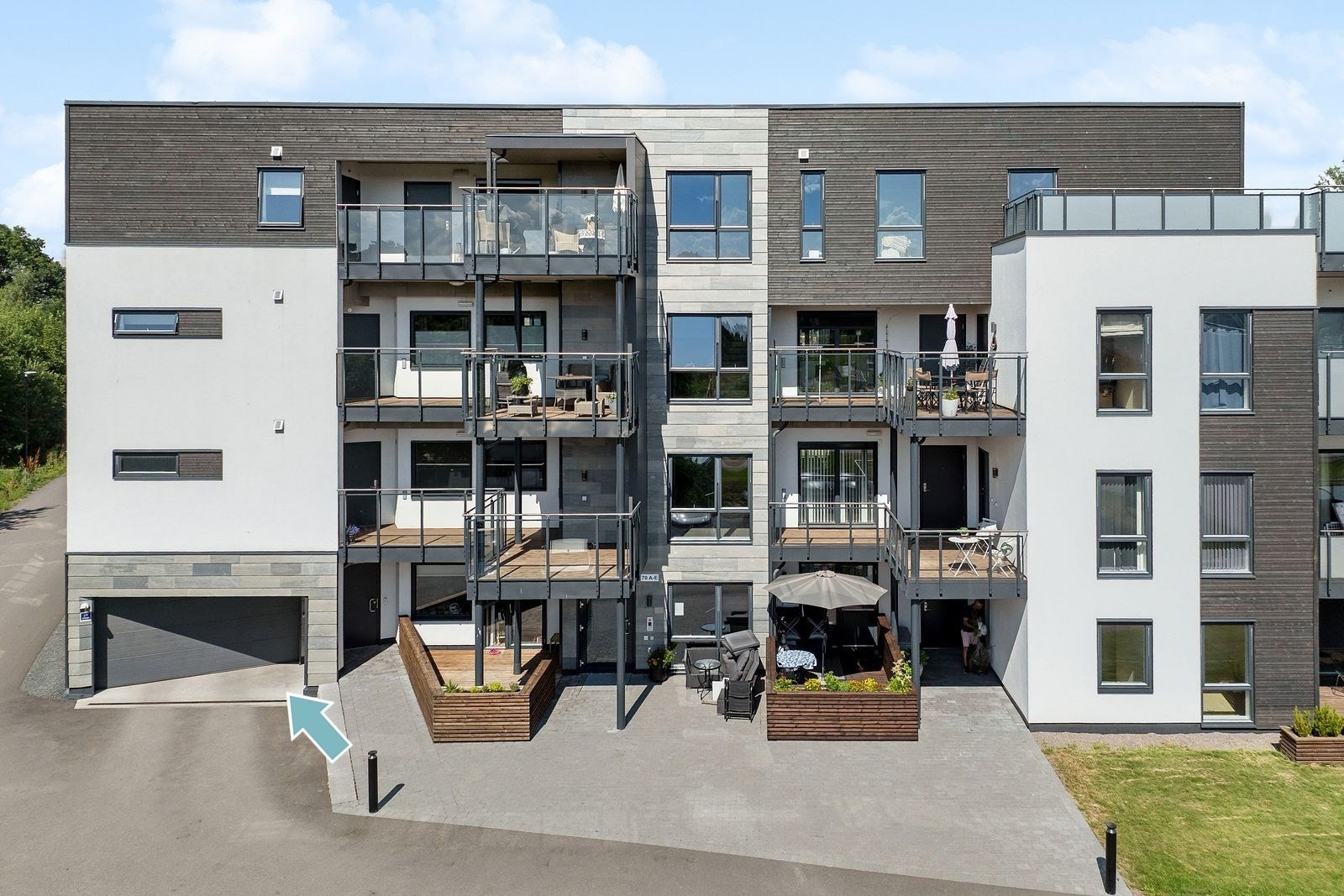 Det medfølger parkeringsplass i felles garasjeanlegg. Heisen tar deg ned fra leiligheten til parkeringen, som naturligvis er tilrettelagt for elbillading. Galleribilde