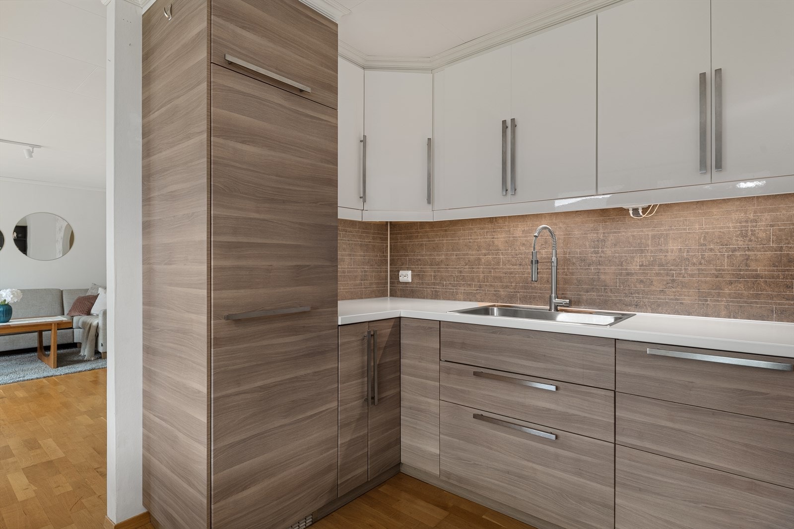 Kjøkkenet har bra med skap og skuffeplass, samt mye benkeplass. Galleribilde