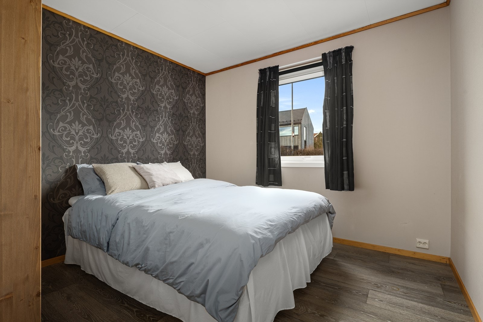 Leiligheten har totalt tre soverom, her er hovedsoverommet. Galleribilde