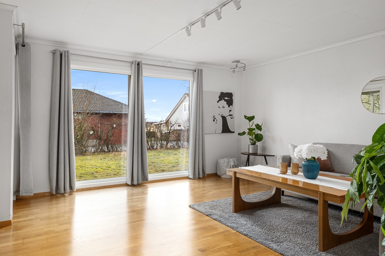 Store vindusflater, vinduene i stuen ble skiftet i 2023. Galleribilde