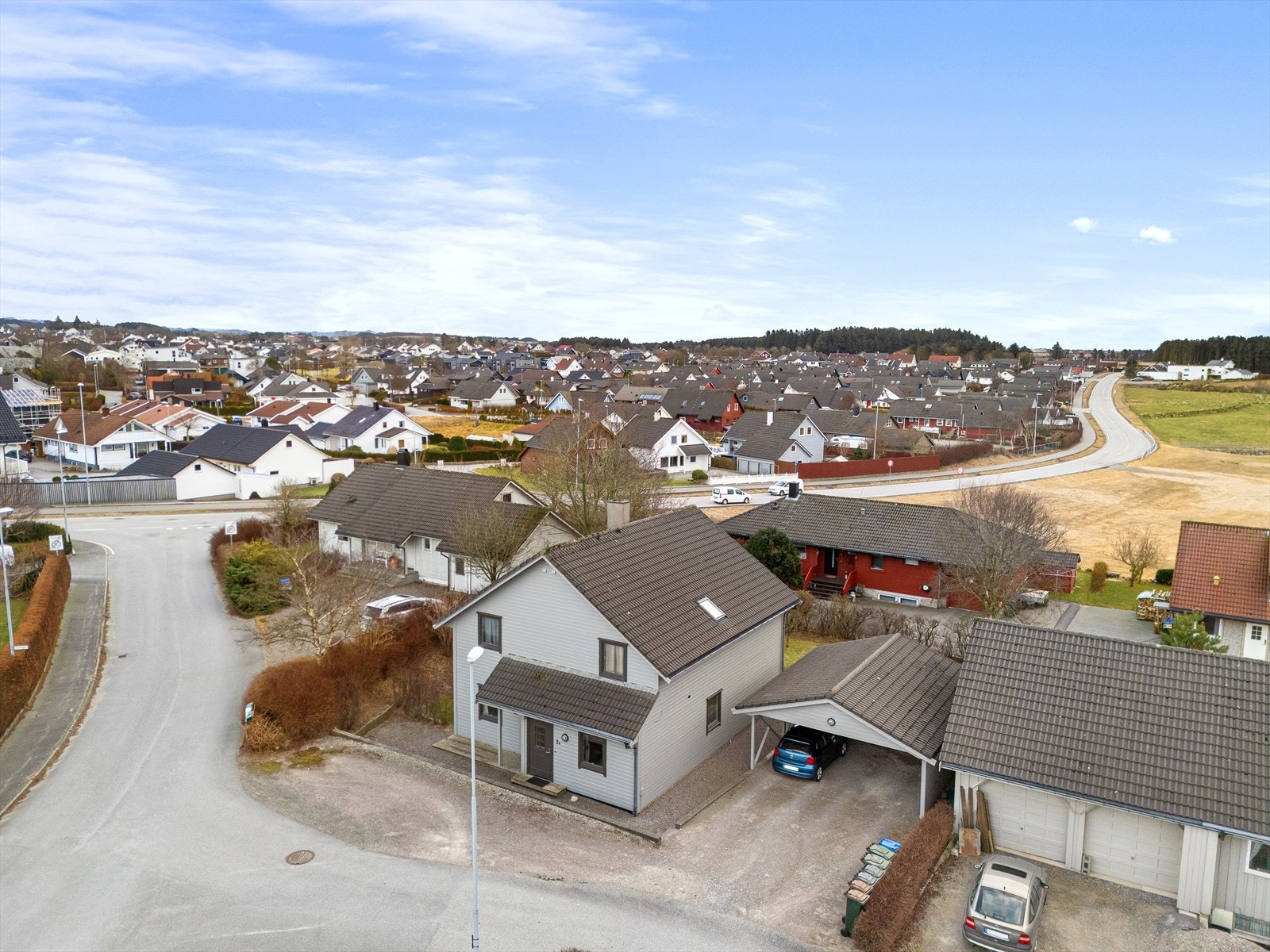 Sentral beliggenhet, med gangavstand til både tog, butikker, skole og barnehage. Galleribilde