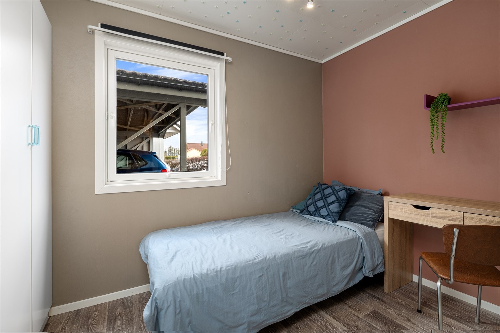 Soverom II, også her er det garderobeløsning. Galleribilde