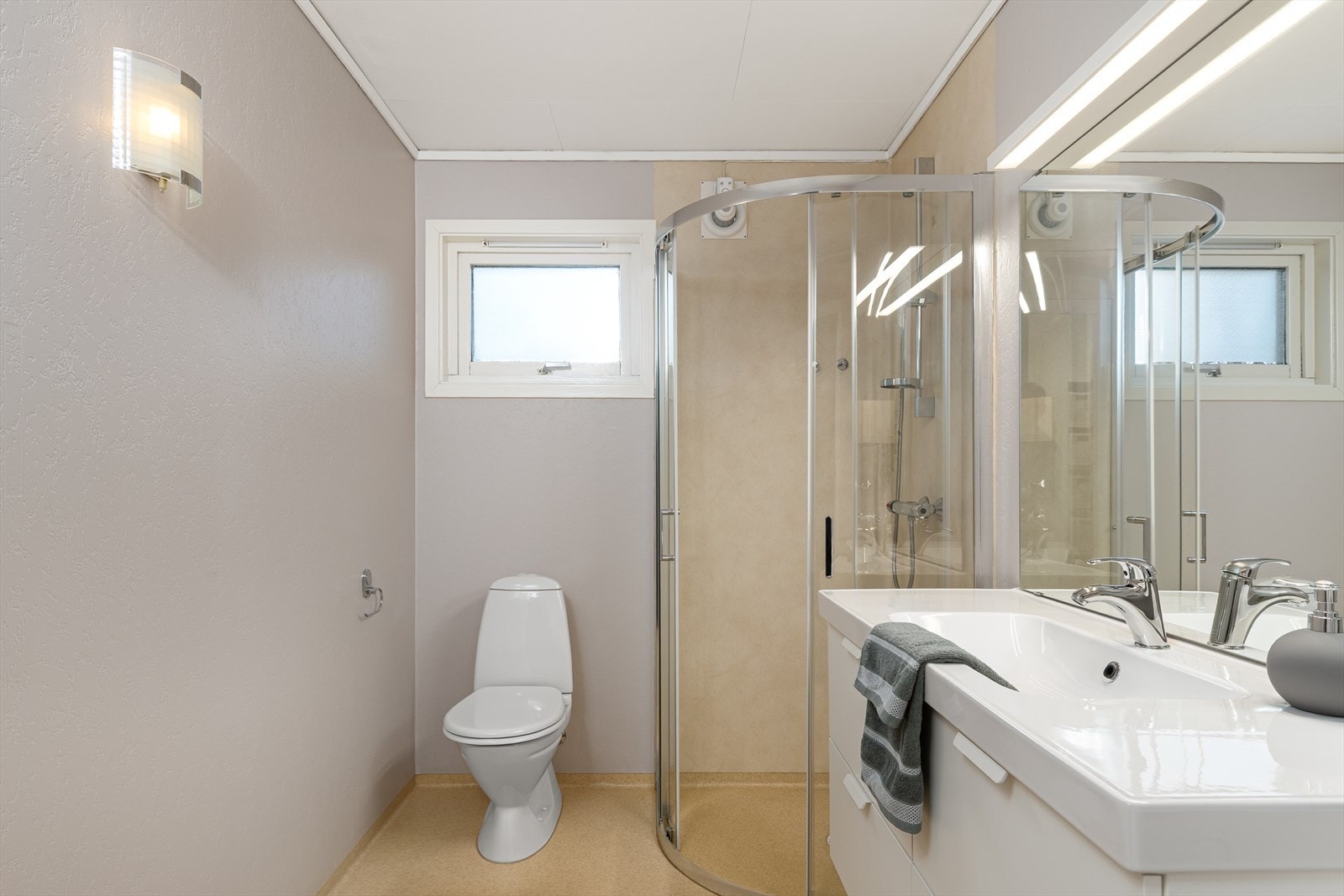 Badet er fra byggeår, men veggene er nylig malt, det er også satt inn nytt dusjhjørne. Galleribilde