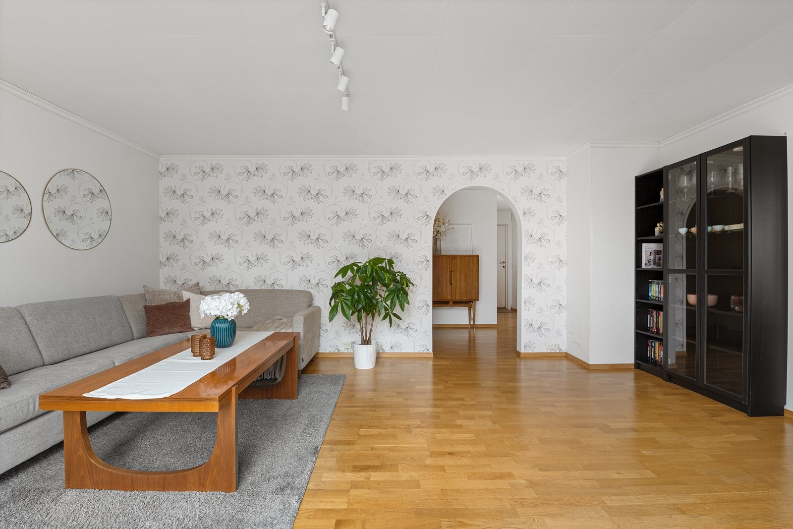 Den luftig stuen gir rom for flere møbleringsmuligheter. Galleribilde