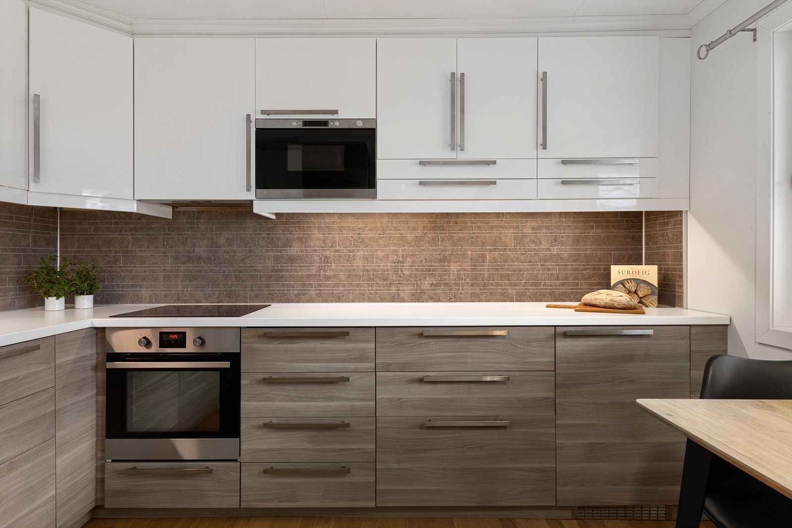 Leiligheten har et pent kjøkken fra ca 2014. Galleribilde