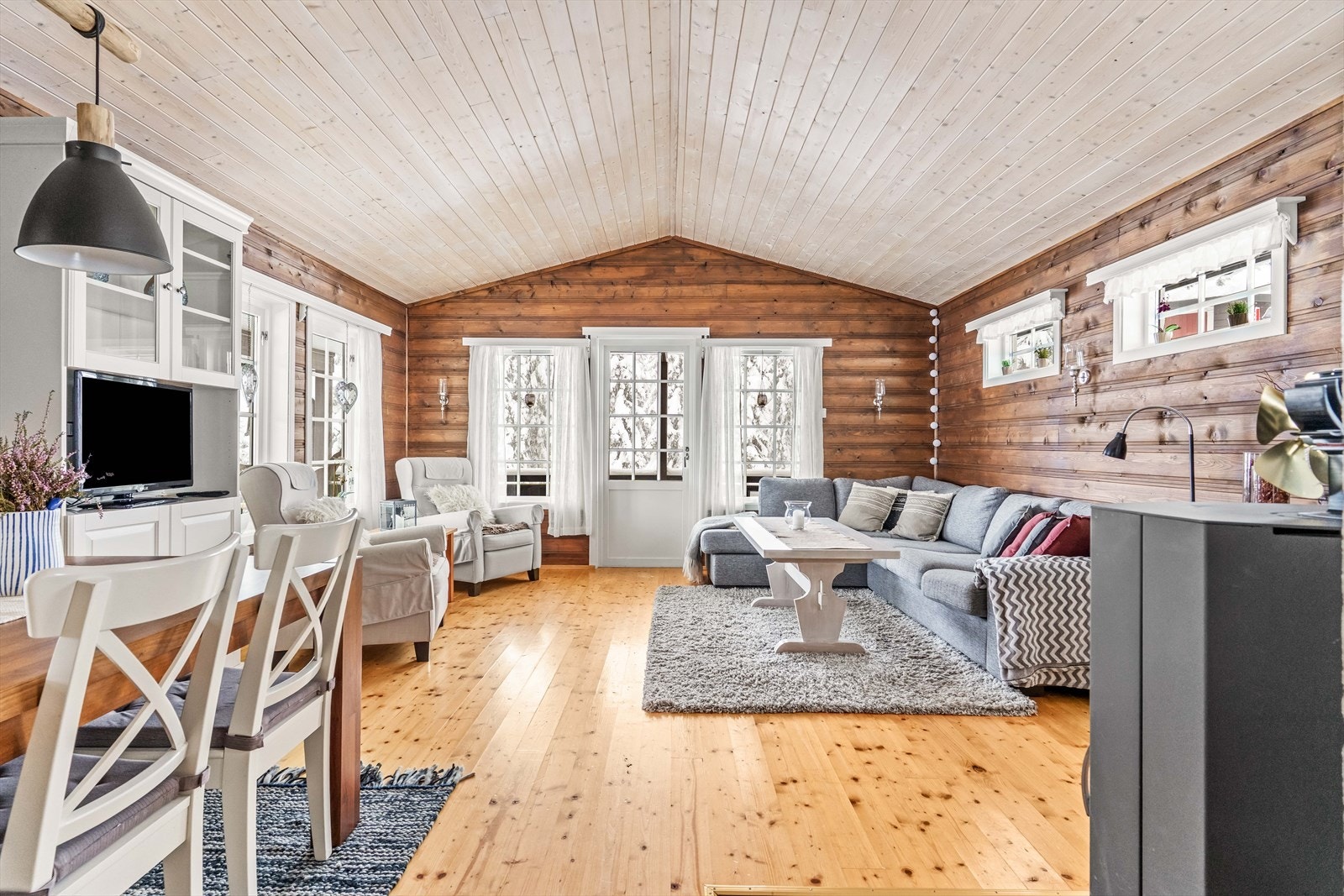 Fra stuen er det utgang til stor terrasse. Galleribilde