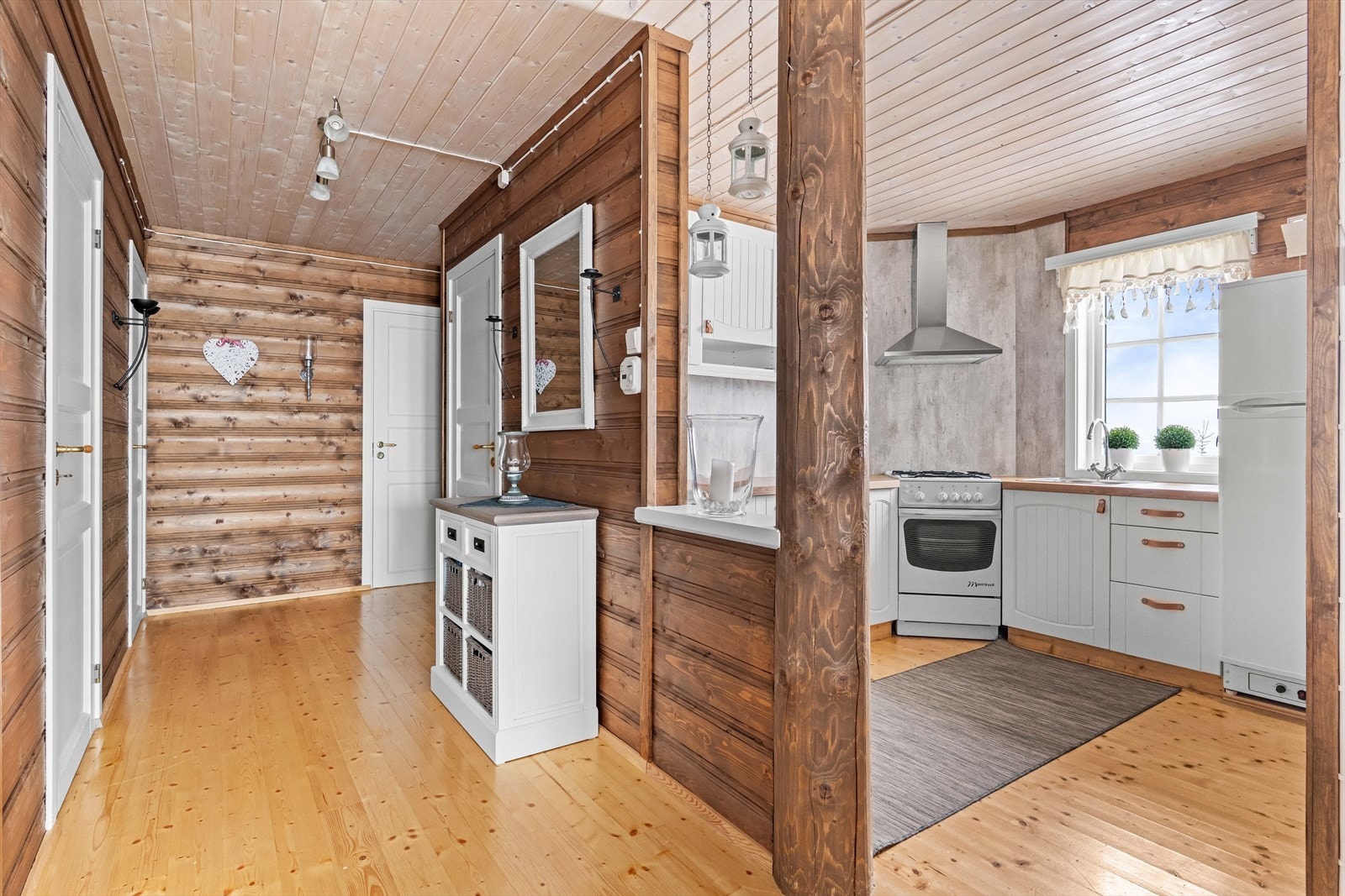 Mellomgang med tilgang til soveværelser, bod og sanitærrom. Galleribilde