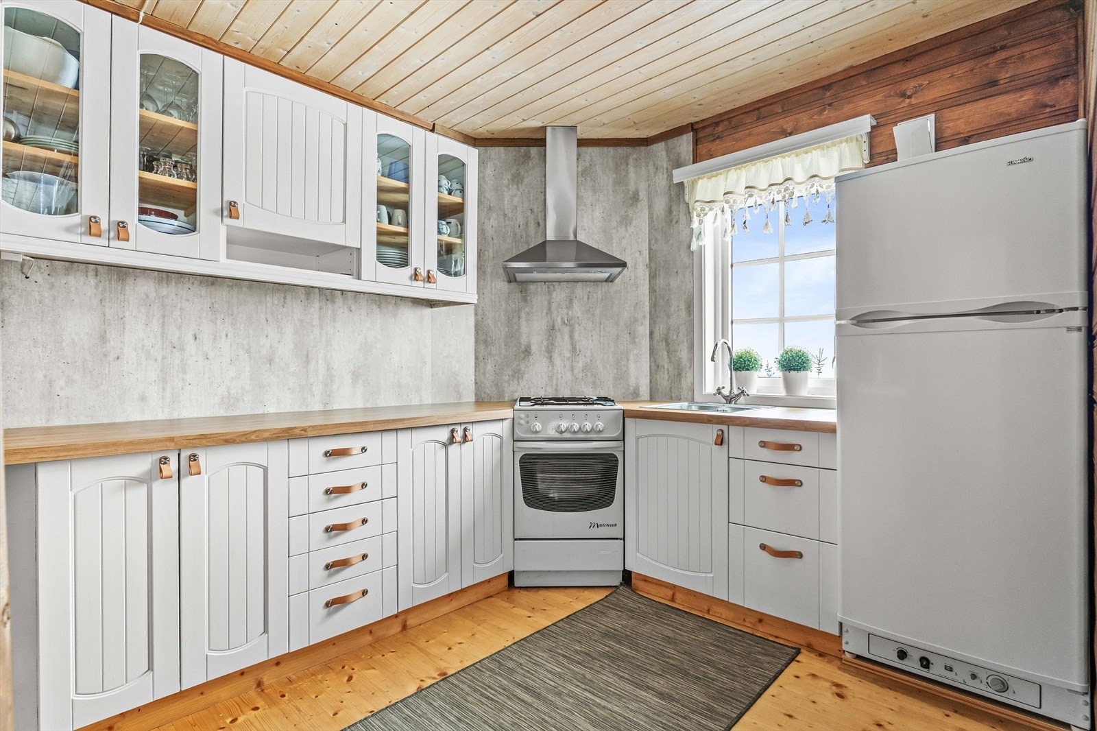 Frittstående plass til komfyr- og kjøleskap på gass. Galleribilde