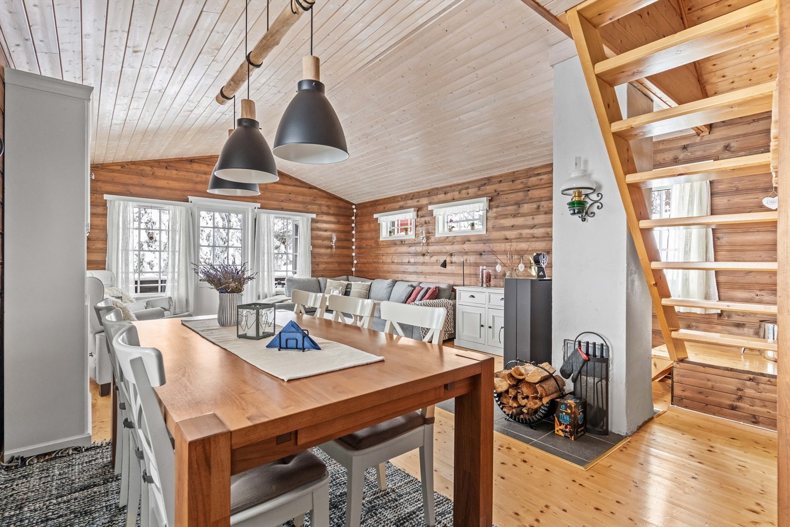 Koselig og sosial stuedel med ulike møbleringsalternativer. Galleribilde