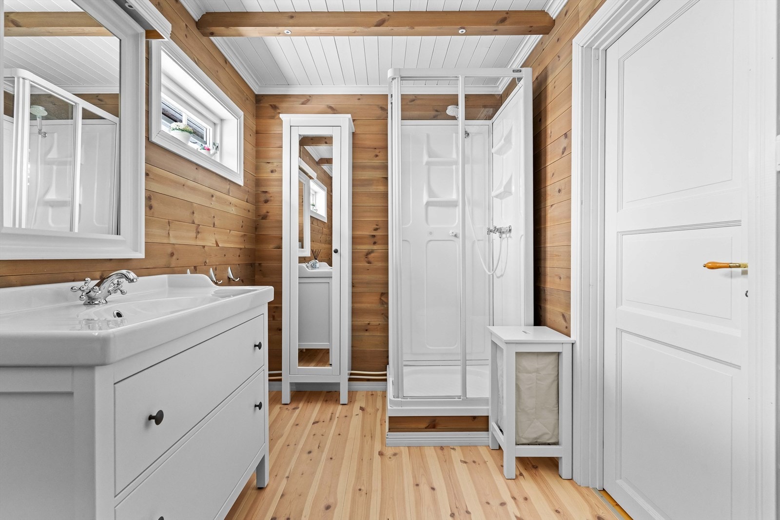 Pent sanitærrom med aquagreen toalett og hyttedusj. Galleribilde