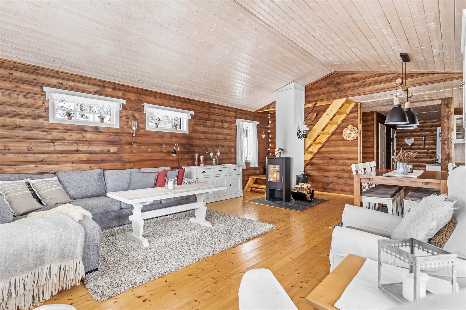 Trapp opp til romslig og arealeffektiv hems. Galleribilde