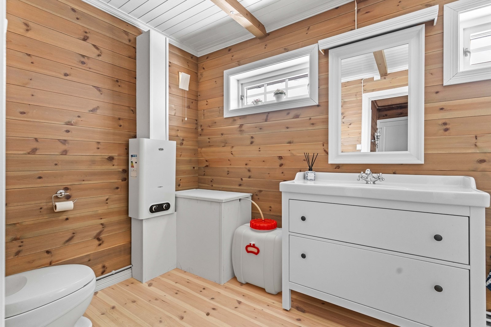 Innvendig vanntank og hurtigoppvarmende varmtvannsbereder på gass. Galleribilde