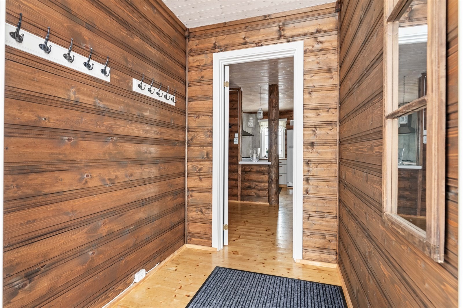 Romslig entré, med god avhengingsplass til yttertøy. Galleribilde