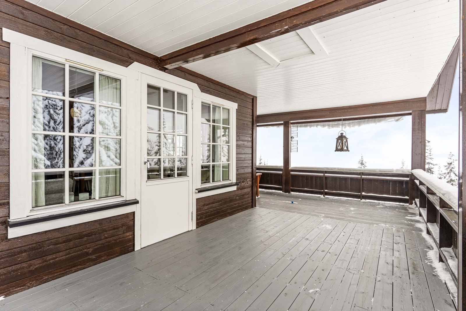 Stor sørvestvendt terrasse med overbygg, fine sol og utsiktsforhold. Galleribilde