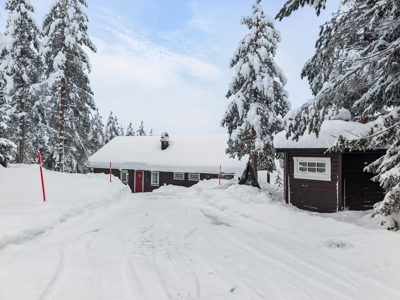 Hytta har helårsvei hel frem. Hyggelig sosial grillhytte på tunet. Galleribilde