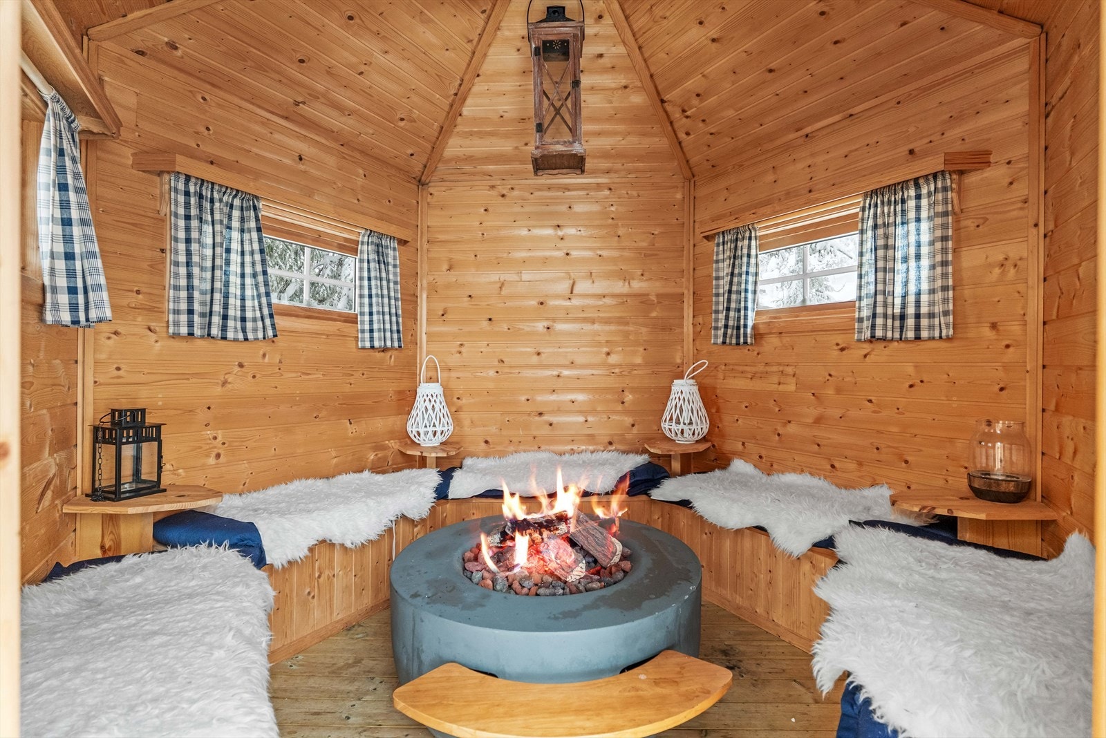 Sosial og hyggelig grillhytte for fine stunder. Ilsted medfølger ikke i handelen. Galleribilde