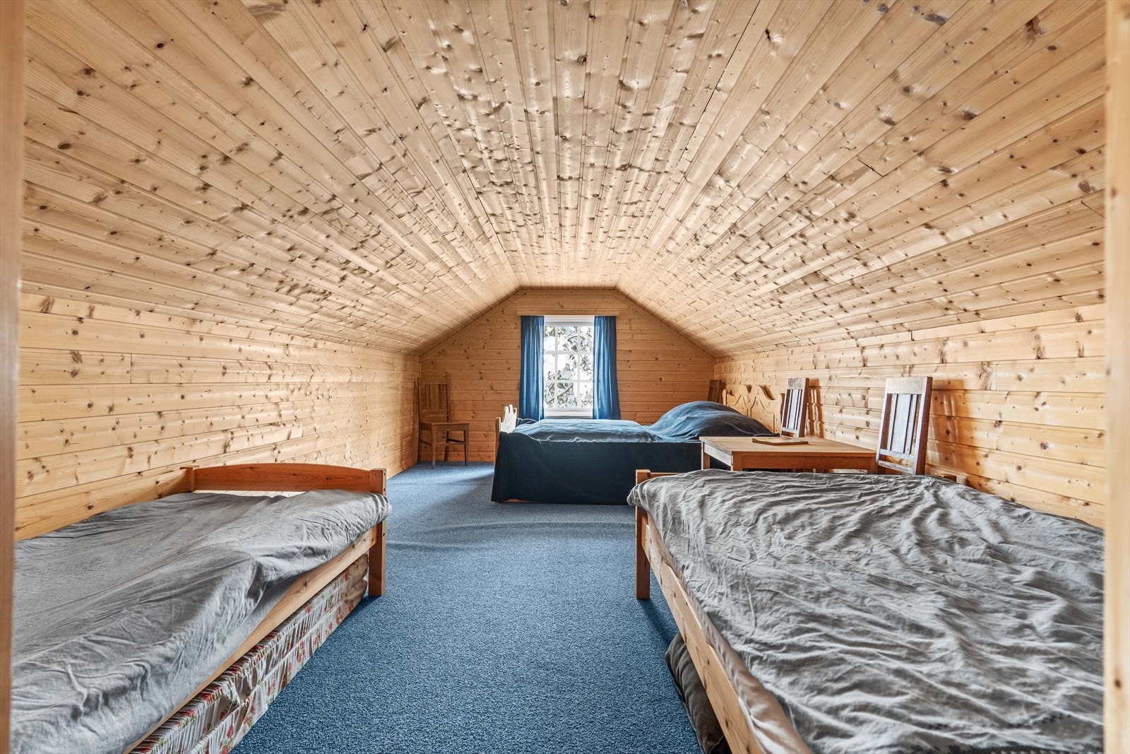 Stor arealeffektiv hems som pt er innredet med 5 sengeplasser. Galleribilde