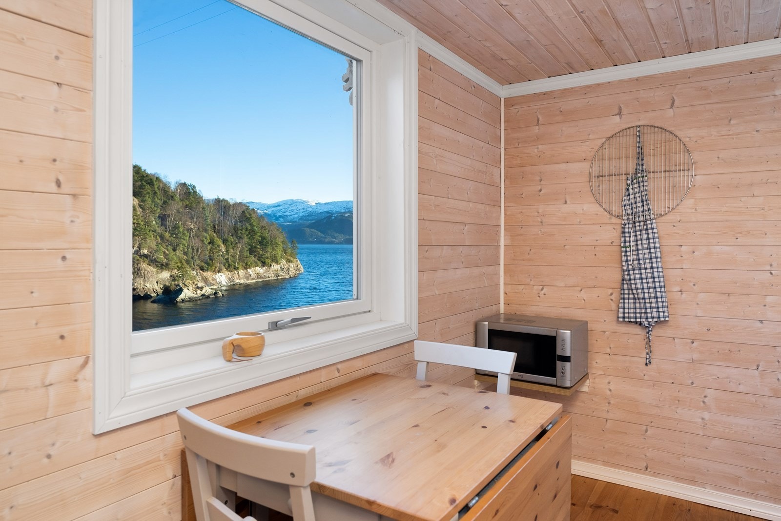 Boligen ligger i første rekke mot sjø, noe som gir svært flott utsikt. Galleribilde