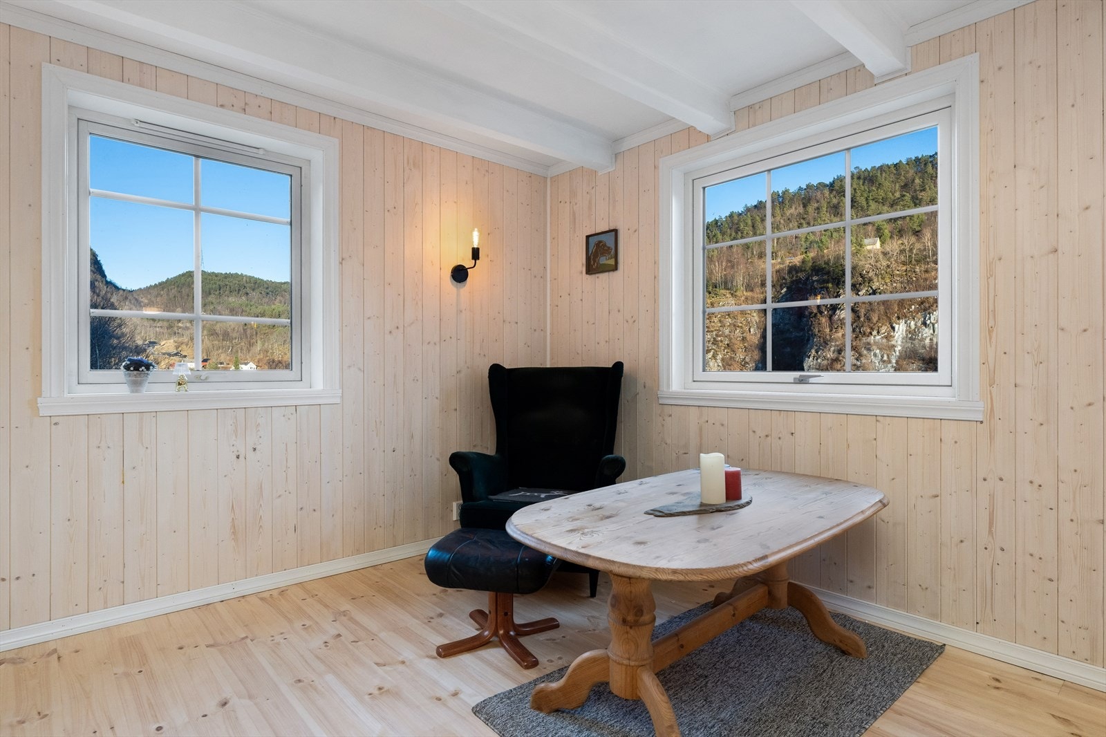 Stuen har store vindusflater som gir godt med naturlig lys inn i boligen. Galleribilde