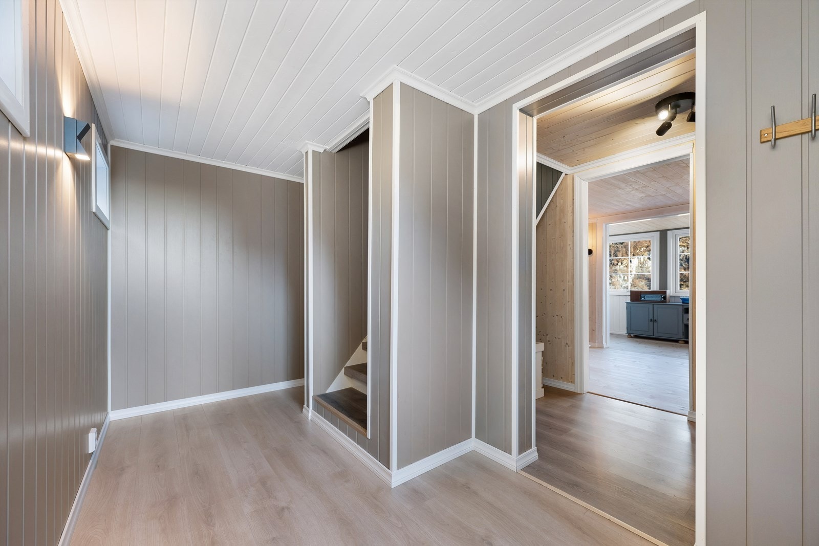 Gangen er av god størrelse og gir rikelig med oppbevaringsplass Galleribilde