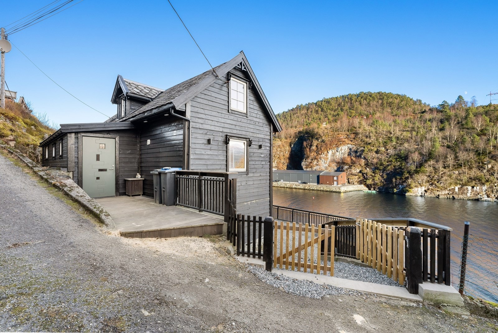 Boligen har en flott beliggenhet i første rekke mot sjø. Galleribilde