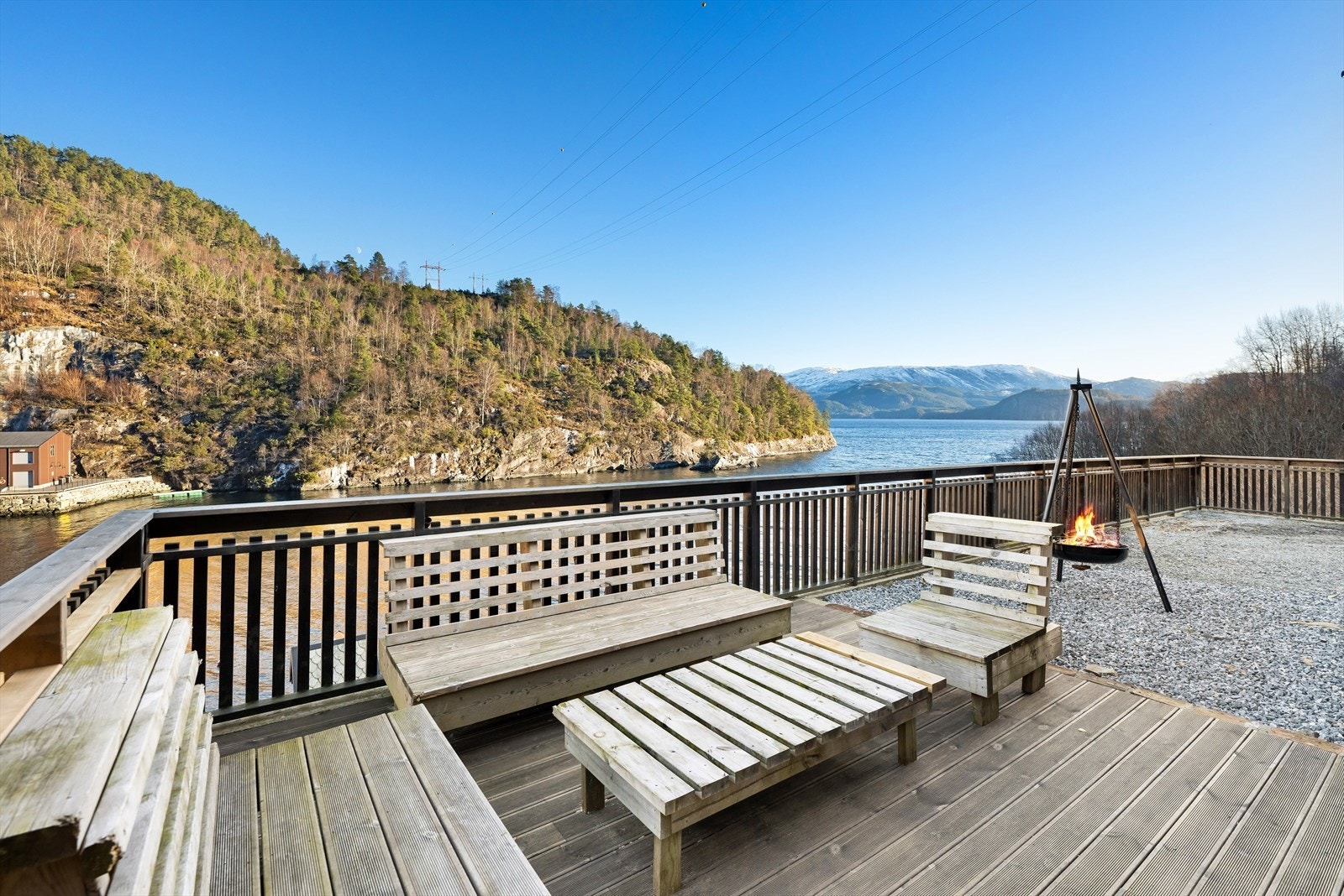 Eiendommen har en idyllisk beliggenhet i første rekke mot sjø. Galleribilde