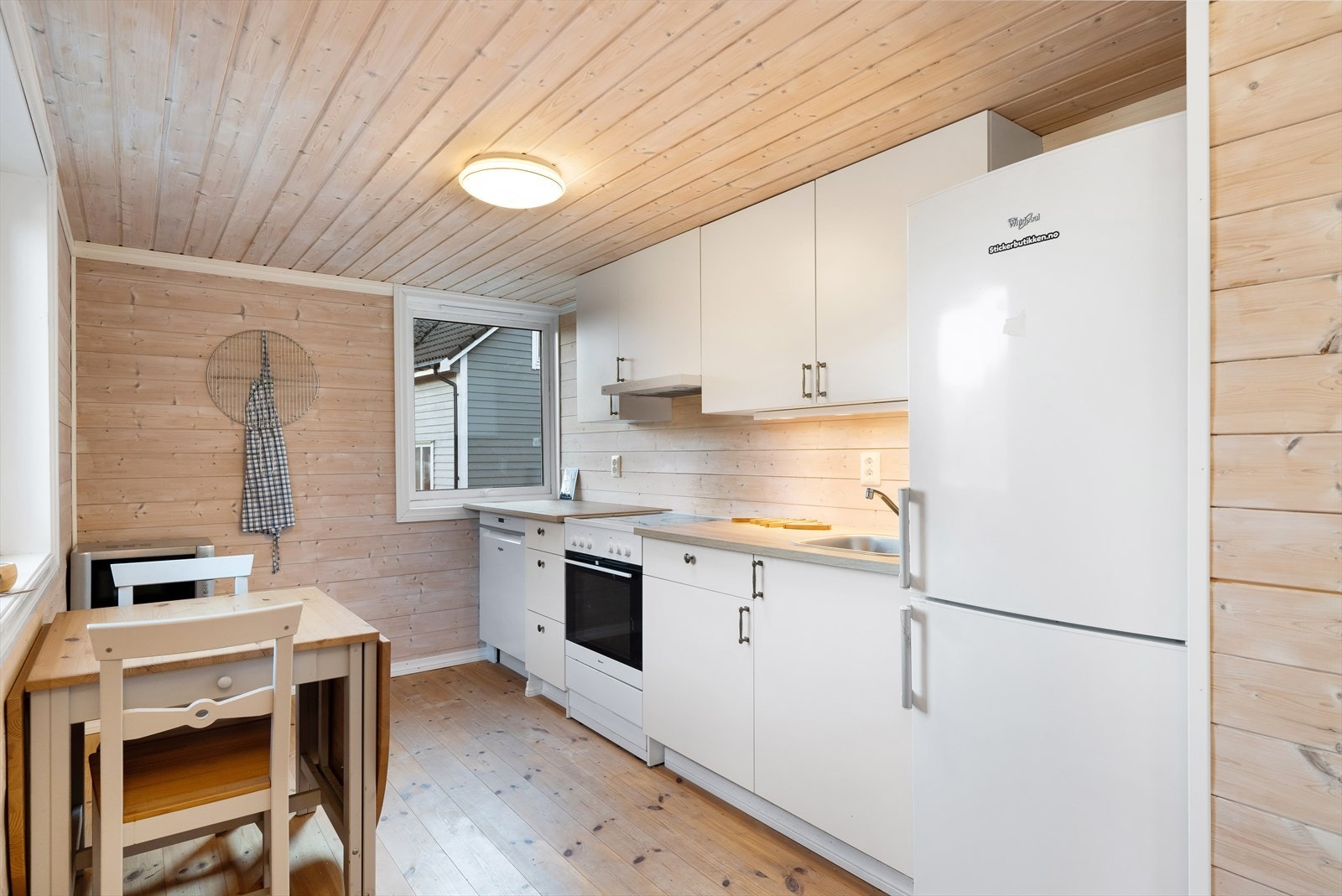 Praktisk kjøkken med slette fronter og muligheter for spiseplass på kjøkkenet. Galleribilde