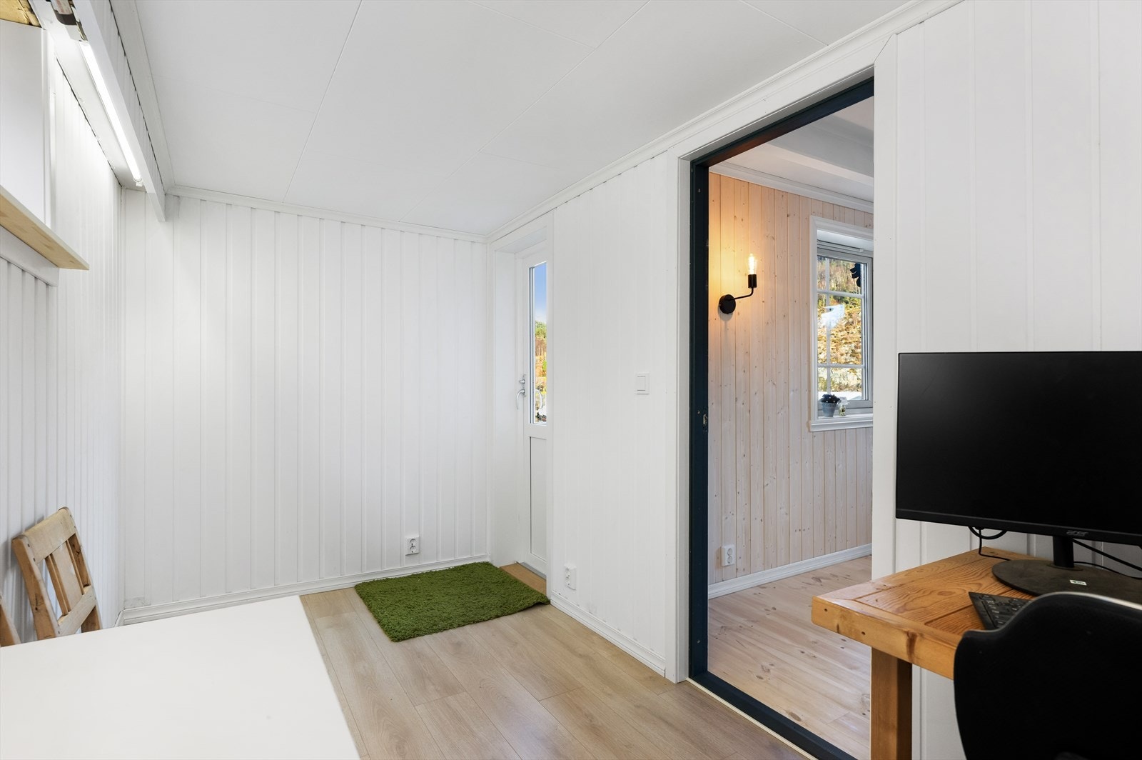 Soverom/kontor med direkte utgang til hage. Galleribilde