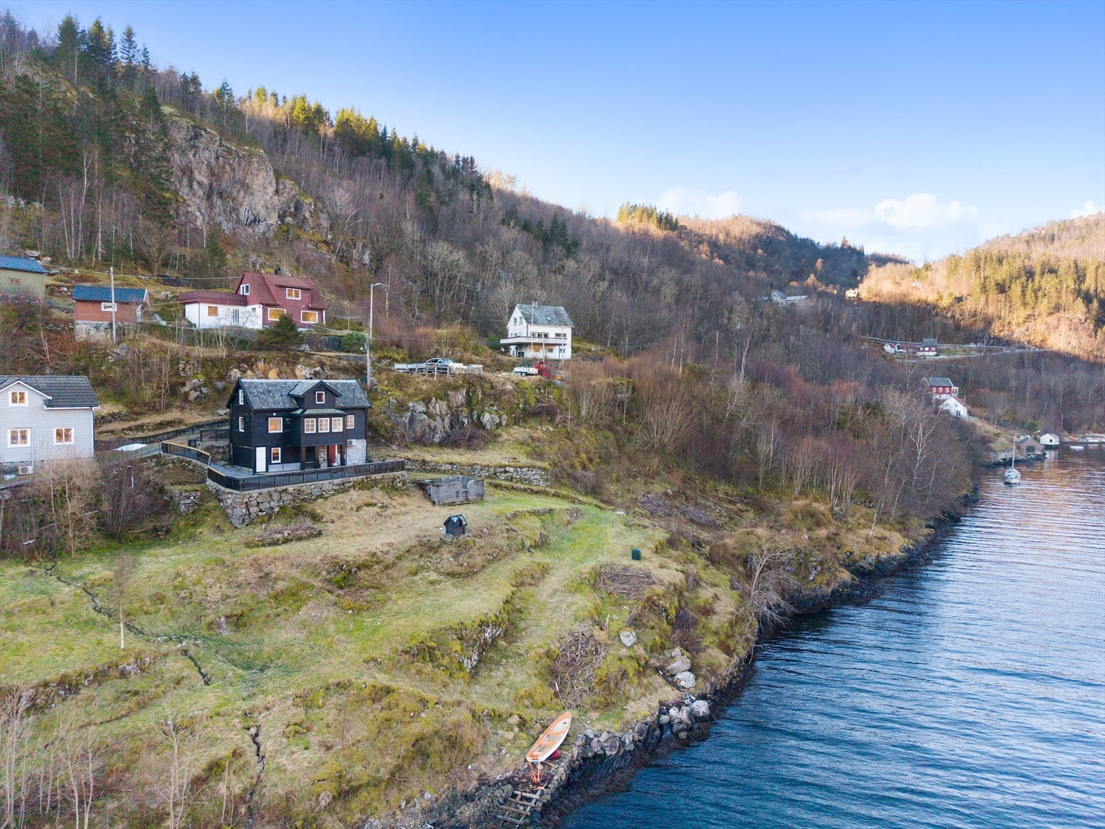Eiendommen grenser mot sjø og gir muligheter for å ha båt på egen eiendom. Galleribilde