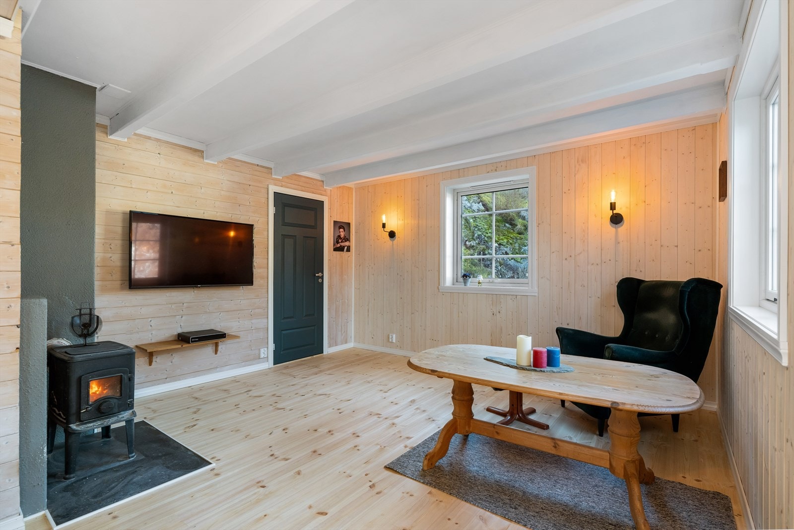 Boligen fremstår lys og trivelig med moderniserte overflater i store deler av boligen. Galleribilde