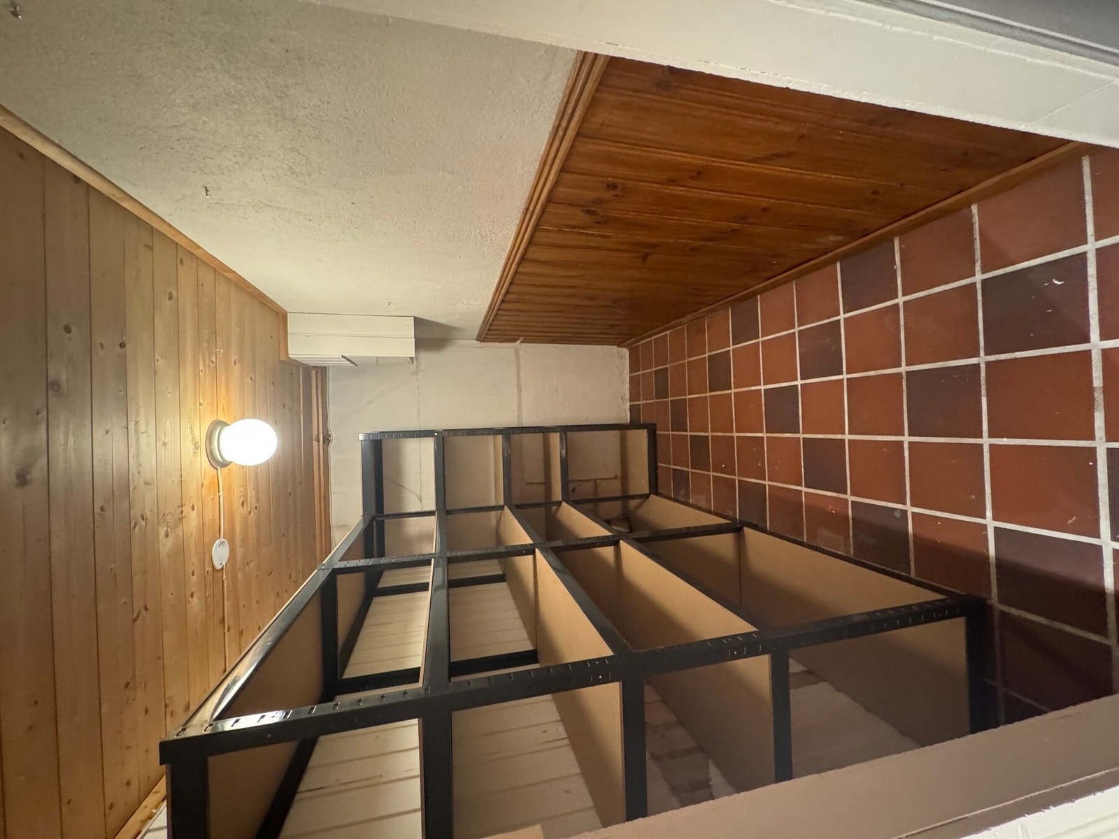 Praktisk bodrom i kjeller med hylleplass. Galleribilde