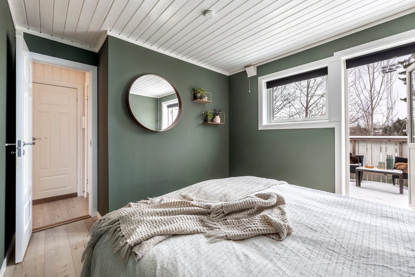 Hovedsoverommet er malt i en sval grønnfarge, mens de to andre soverommene er holdt i blå og hvite fargetoner. Fra hovedsoverommet er det utgang til en balkong, perfekt sted for å nyte morgenkaffen. Galleribilde