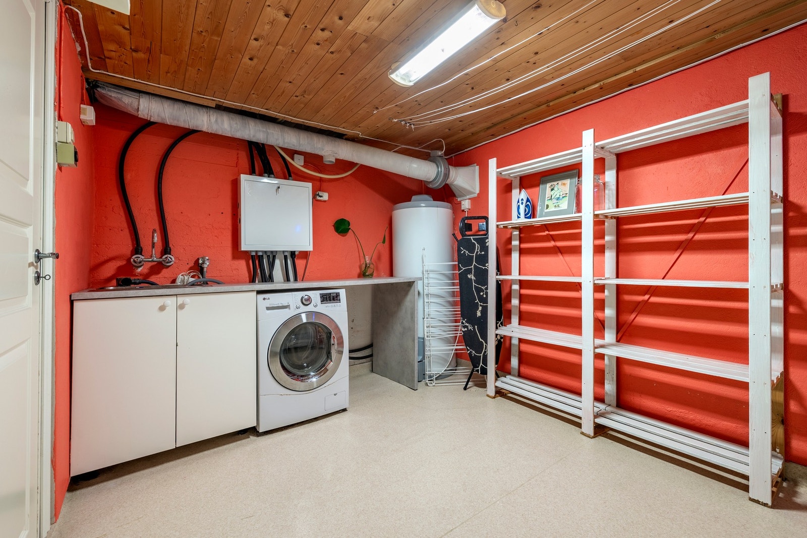 Vaskerommet er både praktisk og velutstyrt, perfekt for hverdagsbruk. Rommet har belegg på gulvet og malte vegger. Vaskerommet er innredet med benkeinnredning med stålkum og opplegg for vaskemaskin. Galleribilde