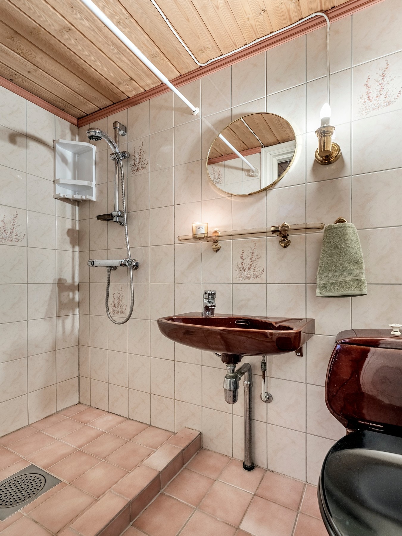 I kjelleretasjen er det både et bad og et separat vaskerom. Badet har flislagte vegger og gulv. Innredningen består av dusj, servant og toalett. Galleribilde