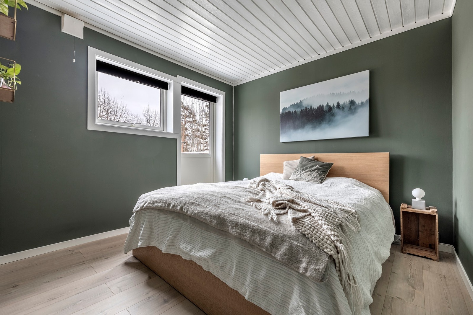 Det er tre gode soverom. Soverommene er samlet i andre etasje, som er en praktisk og familievennlig løsning som gir en rolig og avskjermet soveavdeling. Hovedsoverommet er malt i en sval grønnfarge, mens de to andre soverommene er holdt i blå og hvite far Galleribilde