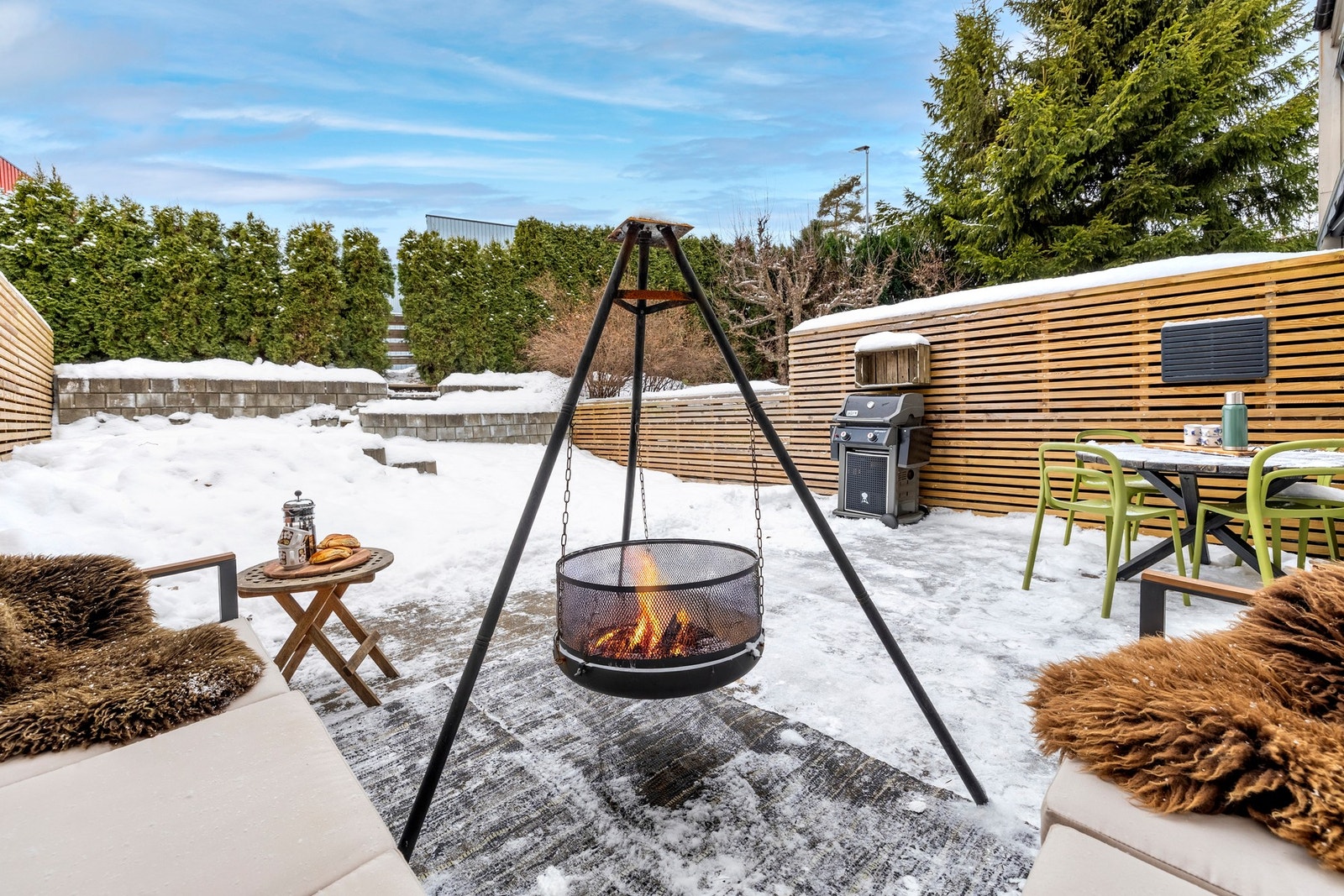 Rekkehuset har et pent uteområde med gode solforhold som gjør det enkelt å nyte livet utendørs. Fra stuen er det utgang til en vestvendt terrasse på ca. 23 kvm. Her er det god plass til både utemøbler og grill. Videre fra terrassen kommer man videre til e Galleribilde