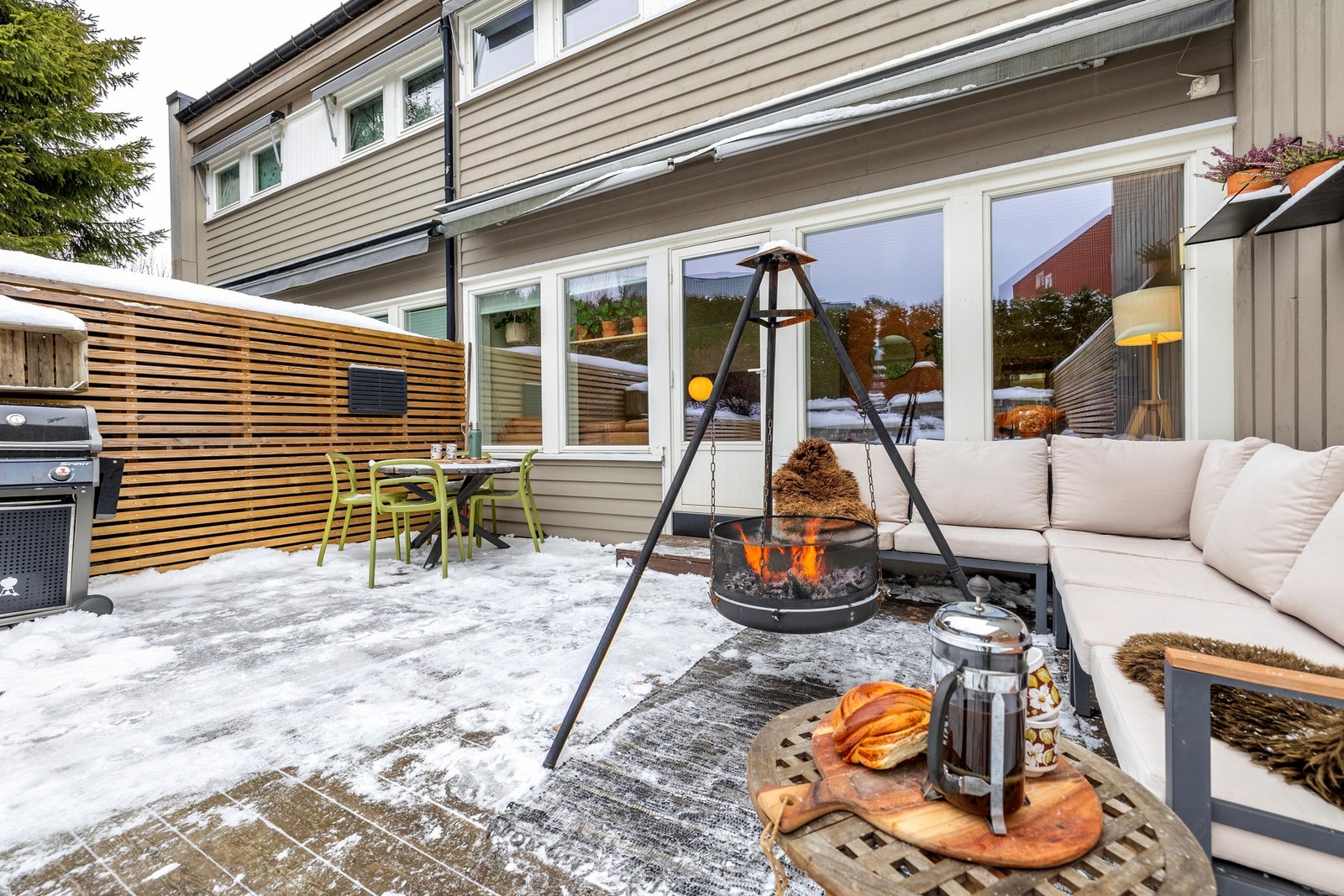 Rekkehuset har et pent uteområde med gode solforhold som gjør det enkelt å nyte livet utendørs. Fra stuen er det utgang til en vestvendt terrasse på ca. 23 kvm. Her er det god plass til både utemøbler og grill. Videre fra terrassen kommer man videre til e Galleribilde